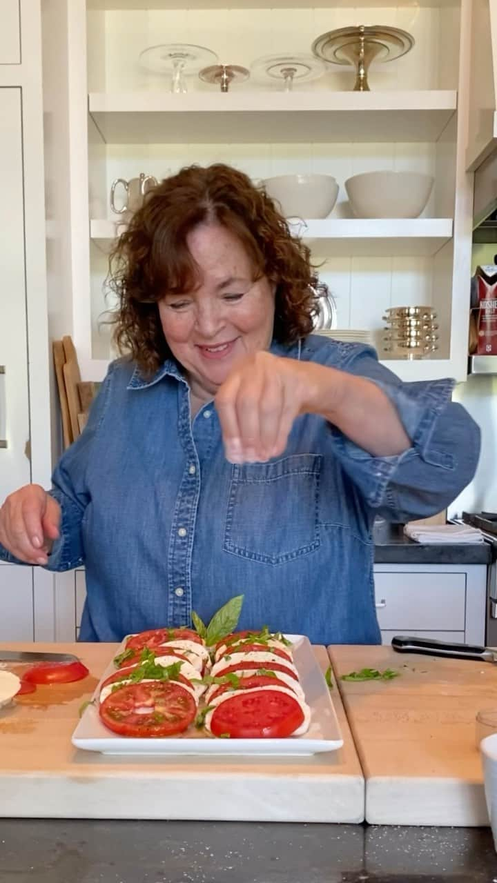 アイナ・ガーテンのインスタグラム：「I’m starting a new series called “Ask Ina” to answer some of your frequently asked questions. First up, ‘How do you make a Caprese salad that doesn’t look messy?’   (Did I really use a slicing knife instead of a small chef’s knife to julienne that basil??!)  What questions would like answered in an “Ask Ina” video?」