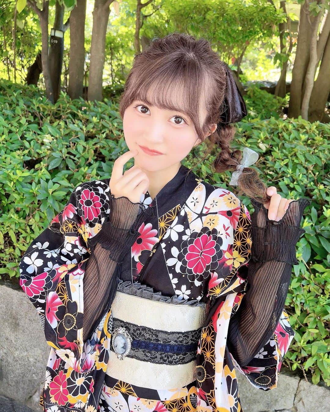 金澤有希のインスタグラム：「きゅ〜くると撮影でした！  以前からお世話になってる （ @village_tokyo ）さんに ご協力頂きました🖤🤍  本当に種類豊富だし ヘアセット最強だし 大好きなVillageさんの浴衣を きゅ〜くるに着させる事が出来てよかった〜！！！！  好きな組み合わせを選ばせて頂いたんですが、若い子達には敵わないので、珍しく黒を選びました🖤  （ @tanrii97 ）いつも有難う御座います🤍暑い中一緒に撮影まで付き合って頂き感謝です！！！ 早くご飯行きましょうね🫶🏻  #village #着物レンタル #浅草着物レンタル #浴衣レンタル #浅草浴衣レンタル #着物ヘア #着物ヘアアレンジ #浴衣ヘアアレンジ #浴衣ヘア #浅草観光 #東京観光 #夏」