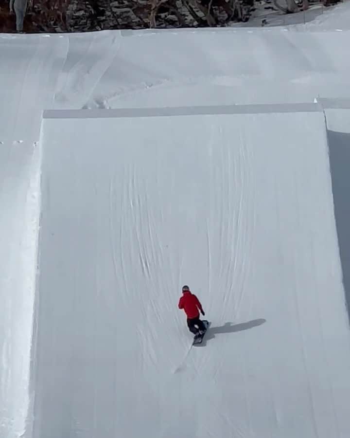のインスタグラム：「1-800-JAKE ☎️   @jakecanterr warming up for winter in Australia.   🎥 @ussnowboardteam  #Burton  #Snowboarding」