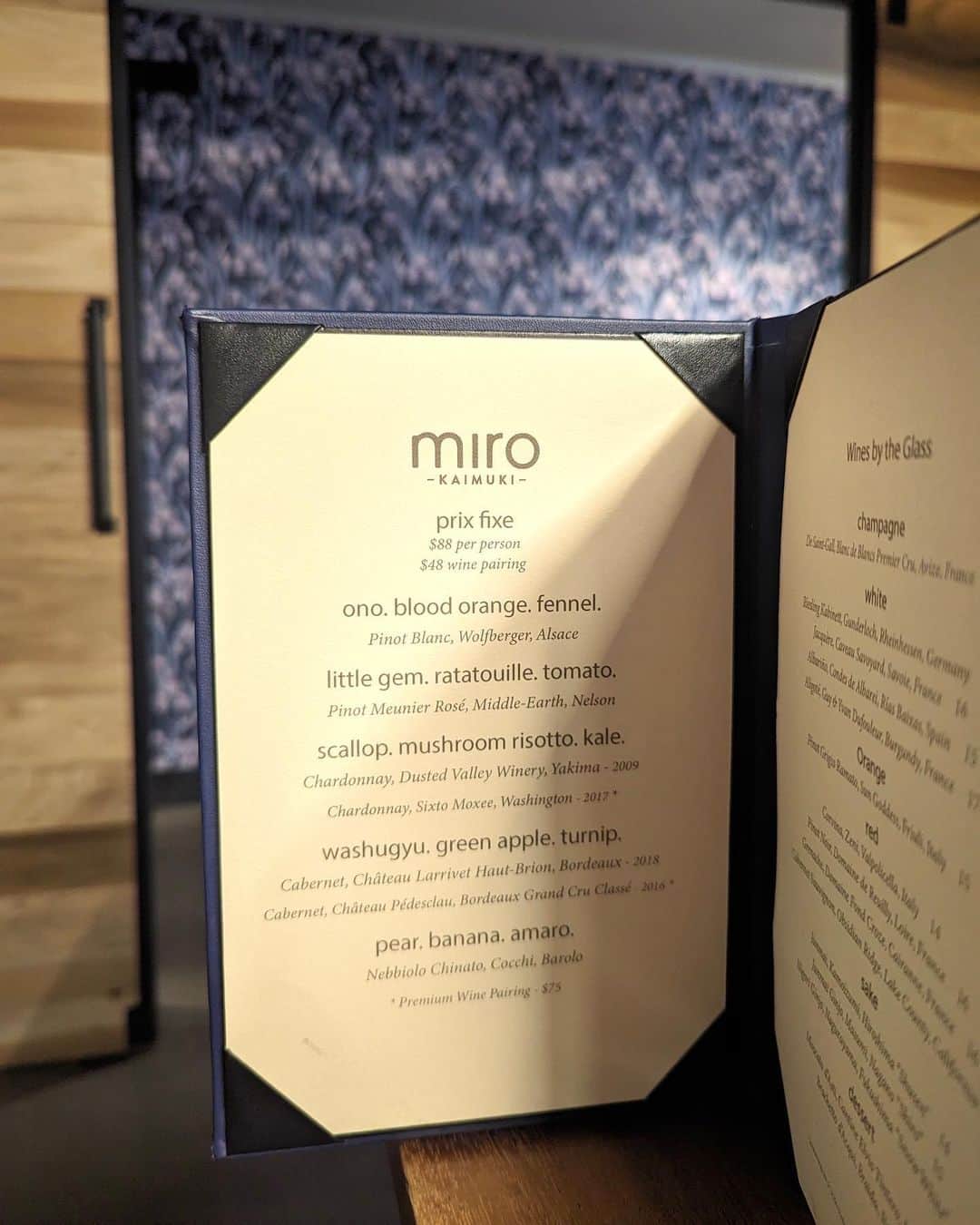 安岡あゆみのインスタグラム：「. 📍miro KAIMUKI 今、ワイキキで大人気のお店の一つ「miro-KAIMUKI-(ミロ・カイムキ)」でラストディナー🍽️ アヒの乗ったブリオッシュは、この旅No.1の美味しさでした🍣オプションですが絶対頼んでほしい😋 . . #hawaii #hawaiitrip #hawaiitravel #honolulu #waikiki #mirokaimuki #ayumi_y_gourmet #ayumi_y_travel #ハワイ #ハワイ旅行 #ワイキキ #ホノルル #ミロカイムキ #ハワイグルメ #ワイキキグルメ」