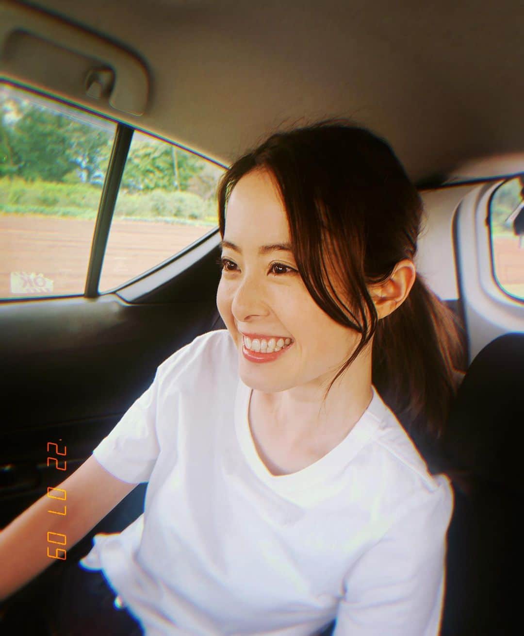 白石糸のインスタグラム：「. . 今年の夏の記憶は 『家から出れない』 . 毎年、夏が始まる前は 理由も無くワクワクするけど 毎年始まってからは 早く冬よ来い。なのは変わらずです🏃‍♀️ . #去年の夏っぽい写真 #髪の毛切っちゃたけど」