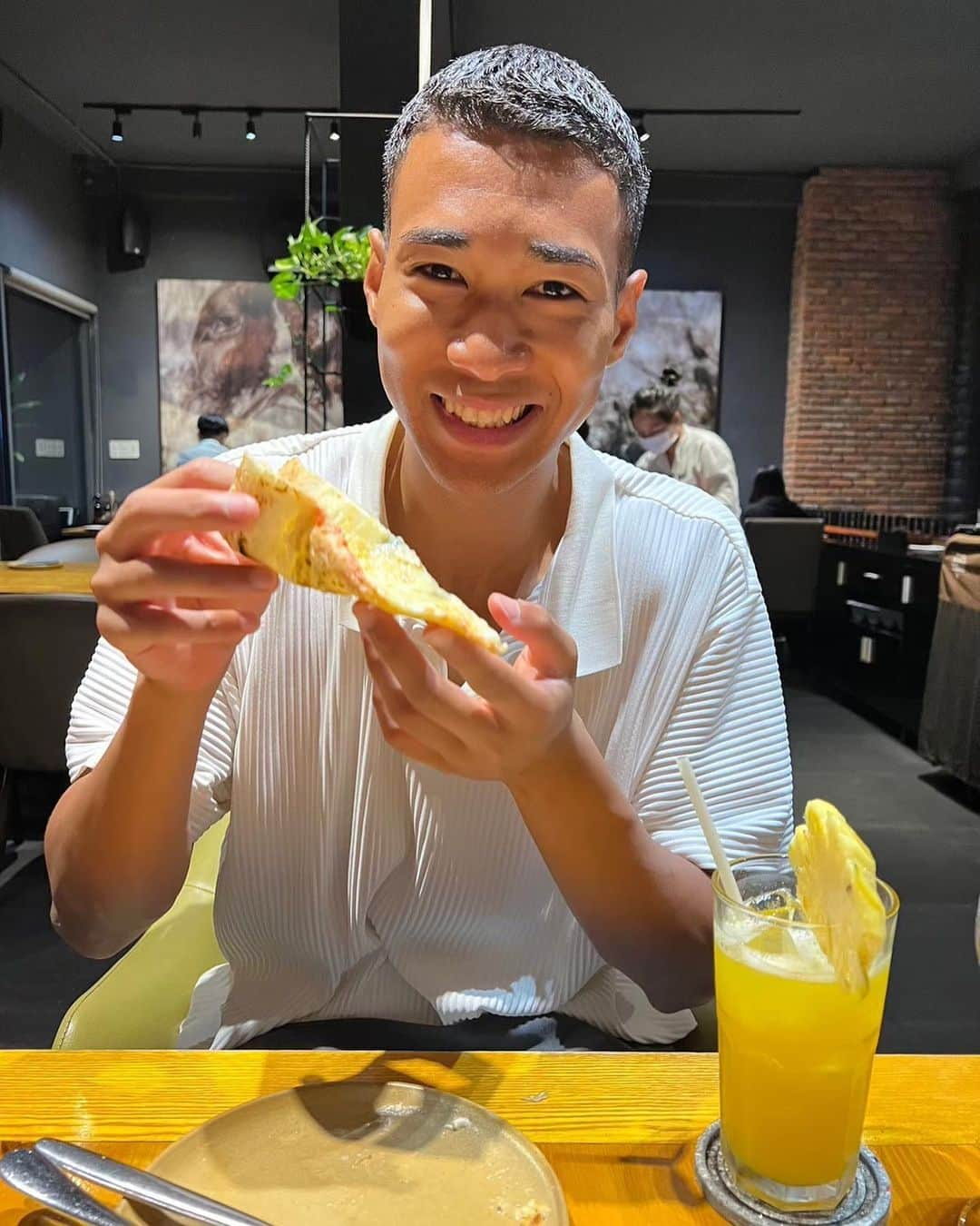 澤井一希のインスタグラム：「ここのピザが美味しすぎました🤤🥰  ベトナム感はほぼないです笑  #ベトナム #ダナン #pizza4ps #ピザ #初海外旅行 #パリコレ #モデル #俳優 #澤井一希 #人生を笑ってサバイブするオトコ  #ウントコの民」