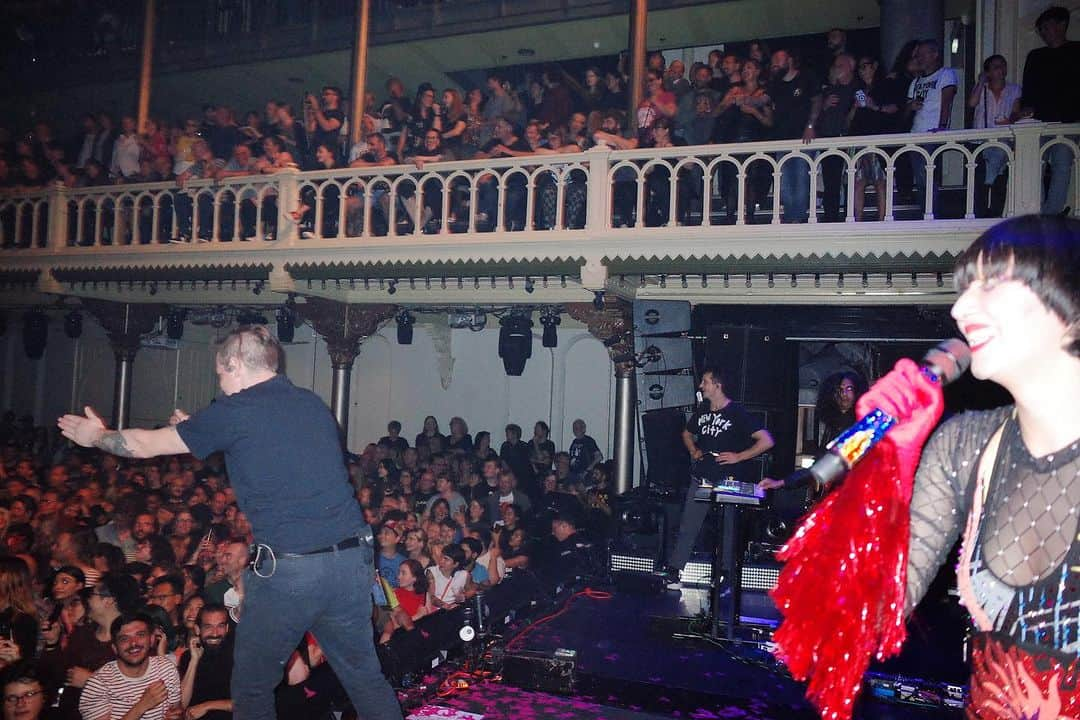 ヤー・ヤー・ヤーズさんのインスタグラム写真 - (ヤー・ヤー・ヤーズInstagram)「Once, twice, five times nice @paradisoadam! Loved getting up close and sweaty with you last night. 🧡🇳🇱  📷 1-5, 7, 9 @jostijnligtvoetfotografie  6, 8, 10 @little_vampire」8月29日 23時39分 - yeahyeahyeahs