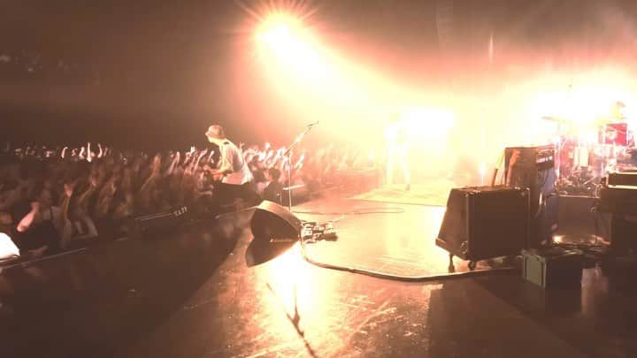 AG（エイジ）のインスタグラム：「🦅🦅🦅 @noisemaker_official  NOISEMAKER ROAD TO 20th ANNIVERSARY ZEPP TOUR  Zepp DiverCity公演 のライブ映像公開！  TOUR FINAL 9.17 (SUN) Zepp Sapporo  ▼チケット一般発売中！ https://noise-maker.net/news/874c8da2-6887-4725-885c-a4c0b4a76cc7  ▼オフィシャルグッズ発売中！ https://noisemaker.base.shop/  #NOISEMAKER」