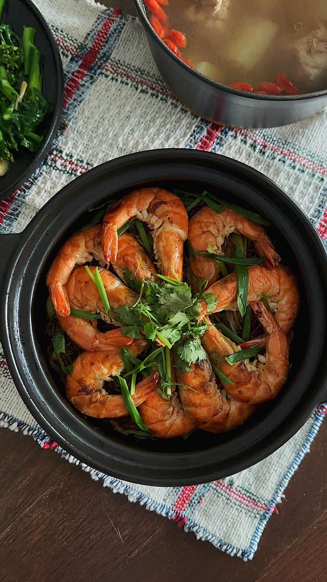 Samantha Leeのインスタグラム：「A simple yet delightful recipe for claypot prawns and glass noodles. This dish pairs perfectly with rice and various side dishes. #leesamantha #recipe   Ingredients: - 10 Large prawns - 150g glass noodles - 3 Coriander (divided) - 2 Spring onions (divided) - 8 Slices of ginger - 10 Cloves of garlic (halved) - 3 Tbsp Cooking oil - 2 Tbsp Shaoxing wine 2Tbsp Sesame oil  Sauce: - 2 Tbsp Oyster sauce - 2 Tbsp Soy sauce - 1.5 Tbsp Dark soy sauce - 1.5 Tbsp Fish sauce - 1 Tbsp Shaoxing wine - 1 tsp Sesame oil - 1 tsp White pepper - 1 Cup Water  Instructions: 1. Begin by cleaning, drying, and trimming the sharp edges of the prawns. 2. Soak the glass noodles in warm water for 10 minutes, then drain them. 3. In a small bowl, combine the oyster sauce, soy sauce, dark soy sauce, Shaoxing wine, white pepper, sesame oil and water. 4. Heat up a claypot over medium-high heat and add 3 tbsp of oil. Add the prawns and cook each side for approximately 40 seconds. Set them aside. 5. Reduce the heat to medium and stir in the ginger, garlic, divided coriander roots, and the white part of the spring onions. Fry until fragrant. 6. Add the glass noodles and half of the sauce mixture. Mix everything thoroughly. 7. Cover the pot with a lid and cook for 2 minutes. 8. Pour in the remaining sauce mixture, along with some chopped coriander, spring onions, and the cooked prawns. Drizzle in some Shaoxing wine. 9. Cover the pot again and cook for another 2 minutes. 10. Finish by drizzling a bit of sesame oil before serving. Enjoy your dish!」
