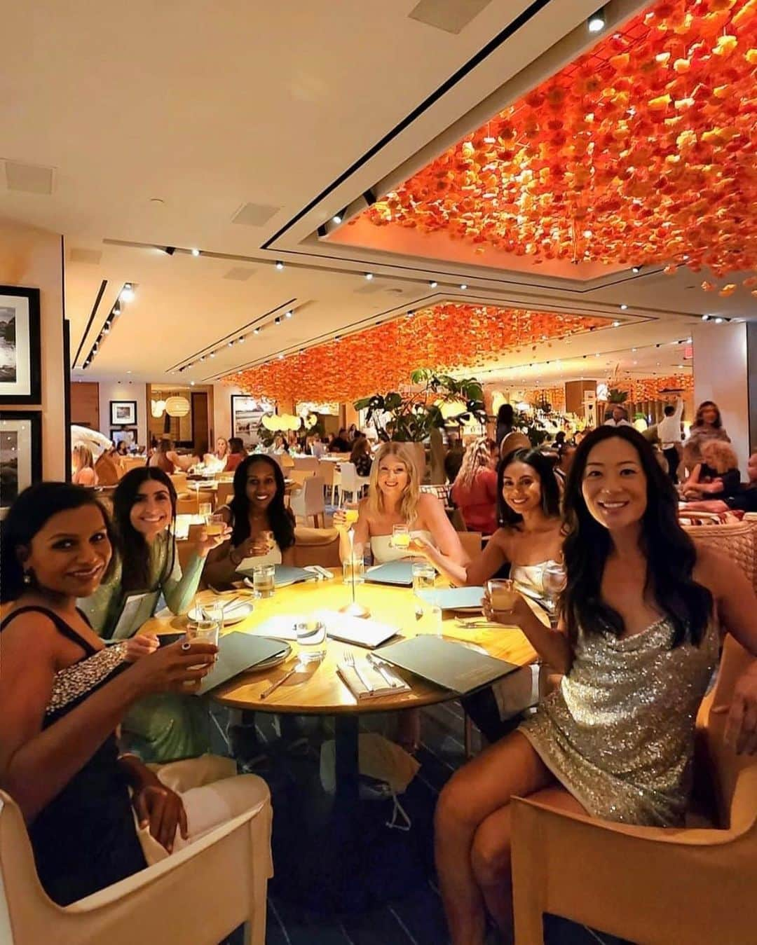 ミンディ・カリングさんのインスタグラム写真 - (ミンディ・カリングInstagram)「Vegas pt. 2 👯‍♀️🍾❤️ @wynnlasvegas」8月29日 23時48分 - mindykaling