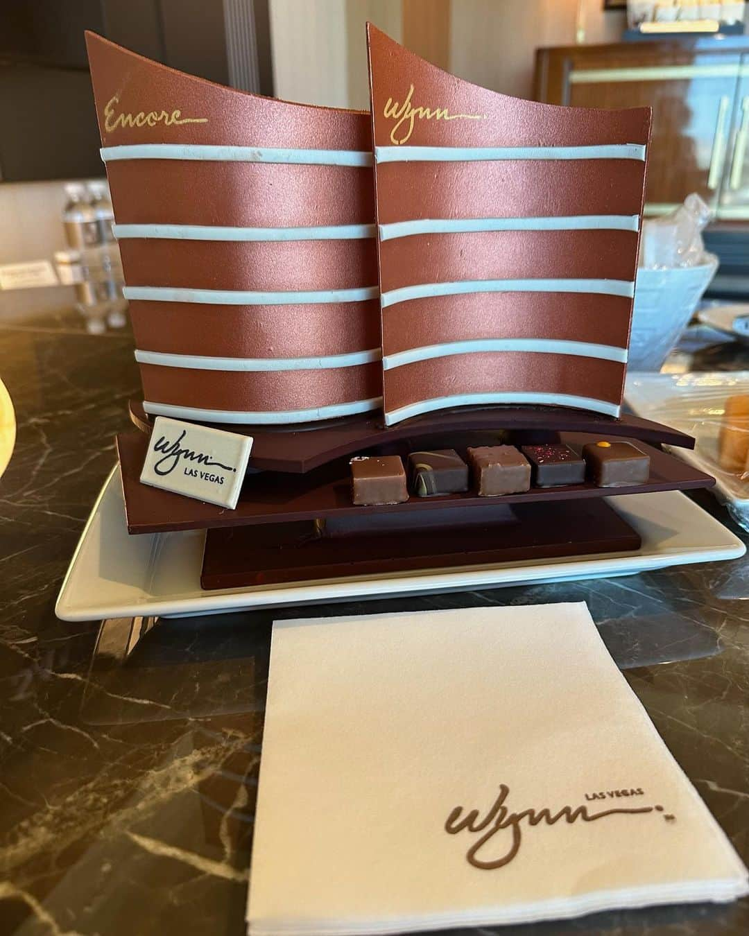 ミンディ・カリングさんのインスタグラム写真 - (ミンディ・カリングInstagram)「Vegas pt. 2 👯‍♀️🍾❤️ @wynnlasvegas」8月29日 23時48分 - mindykaling