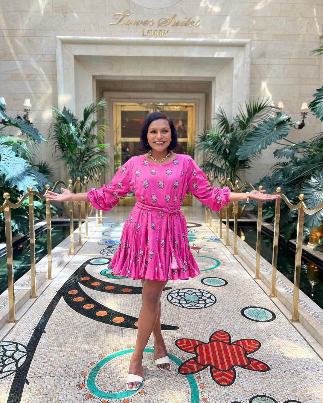 ミンディ・カリングのインスタグラム：「Vegas pt. 2 👯‍♀️🍾❤️ @wynnlasvegas」