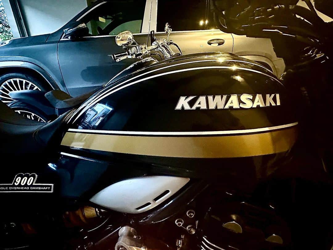 中野猛のインスタグラム：「愛車Z900RSのエンブレムを全て旧車のZ1 使用に自分で変更しました。  実は私は整備士の経験がありまして一応は3級自動車整備士の資格を持っています。  久しぶりにエンブレムの交換ではありますがマスキングテープを貼り、丁寧に作業して行く中で若かりし頃を思い出していました。  #Kawasaki #z900rs  #DIY #オヤジの趣味　#大人のガレージ　#大人のガレージ遊び」