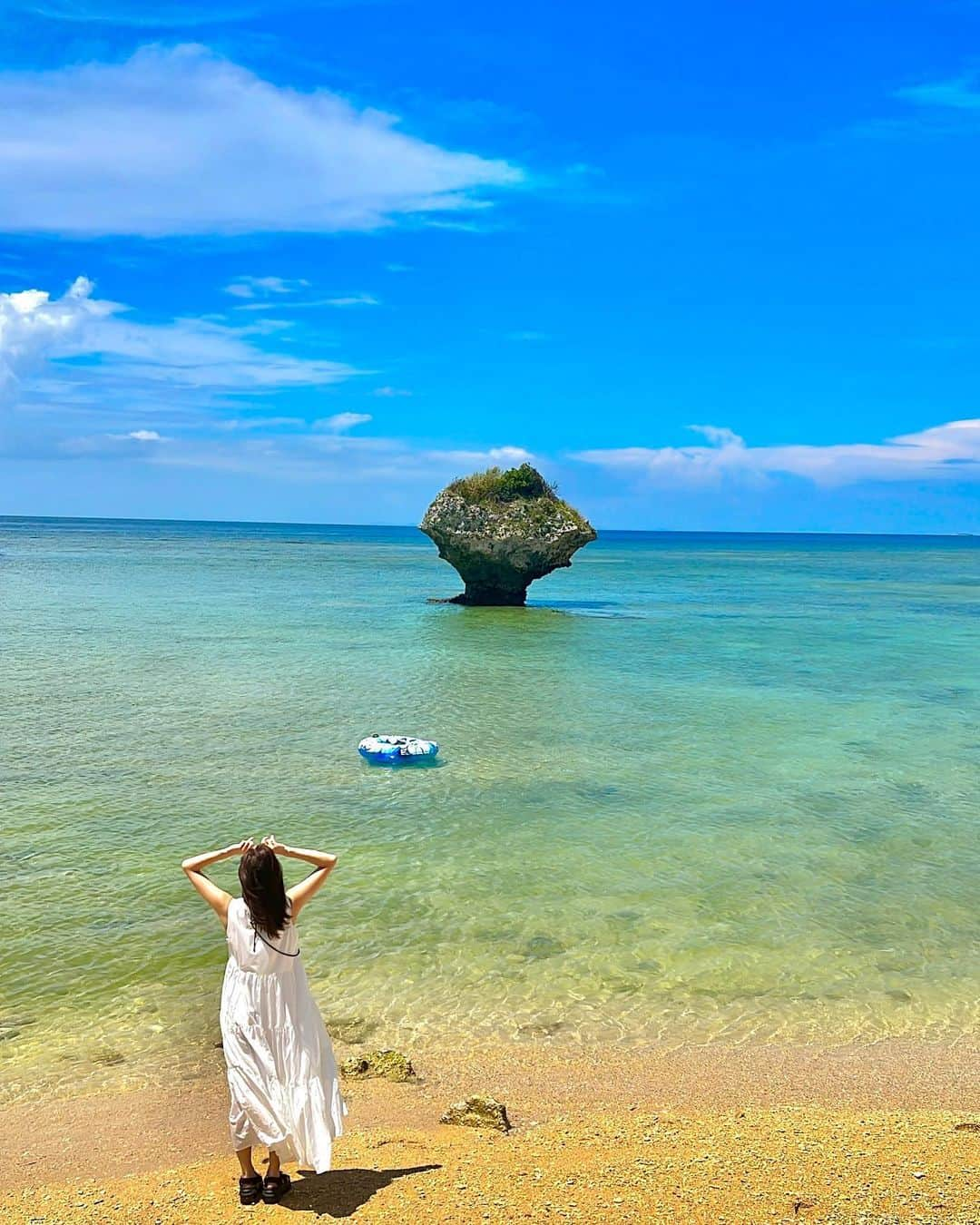 ヒガリノさんのインスタグラム写真 - (ヒガリノInstagram)「__  📍 渡具知ビーチ(読谷村)  あの浮き輪、誰のなんだろう。  沖縄はお盆ナカビでした。 ご先祖様帰ってきてるだろなあ。 東京からうーとーとーです。 来年は帰れますように  #沖縄 #海 #読谷村 #読谷 #沖縄観光 #沖縄旅 #沖縄旅行 #沖縄ビーチ #渡具知ビーチ #比嘉梨乃沖縄旅」8月29日 23時52分 - __higarino__