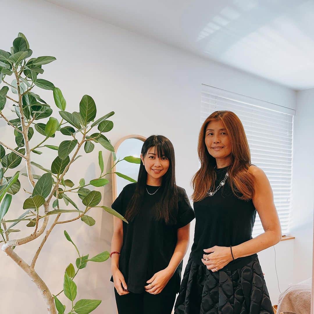 中山真見さんのインスタグラム写真 - (中山真見Instagram)「@natural_forme  2号店にて、 #下着を脱がないフェミニンケア　を体験！！ オーナーの @hiroko_ohtsuka さんと😊 ・ 産後のお悩み・・ 骨盤底筋が緩むので皆さん色々ありますよね😂 私も3人出産したのでそれはそれは悩みがあるわけで。 子供たちと縄跳びやトランポリンは危険なのです⚠️🤣 ・ 腹部の上から子宮や膣にアプローチし、 骨盤底筋を触って刺激を加える独自の方法を @natural_forme_kodaira さんが開発し、 施術方法を学んだセラピストさんが行ってくださいます。 ・ 膣壁を柔らかくし、膣が引き上がることで、 様々な効果があるそう！ 身体の歪みを治すことで膣や子宮が「本来の機能」を取り戻すそうで、これには驚き🥺🥺 ・ #フェムケア が当たり前の時代になってきて、 服を着たままok 女性セラピスト と安心して施術を受けられるのは魅力的だった✨ ・ 小平先生の技術を継承することで、 女性の社会進出も応援しているそう☺️ ・ 私がすぐに実感したのは、キュッと引き締まったからか内転筋に力が入った感覚で姿勢も良くなりました😆 ・ 産後だけでなく、年齢問わず様々なお悩みがある部位だそうで。 身体を本来の状態に戻してくれる施術は魅力的ですね❤️ ・ ・ #フェムテック #naturalforme  #骨盤矯正 #産後の悩み  #膣ケア #整体 #美容整体 #ボディメイク」8月29日 23時52分 - nakayamamami