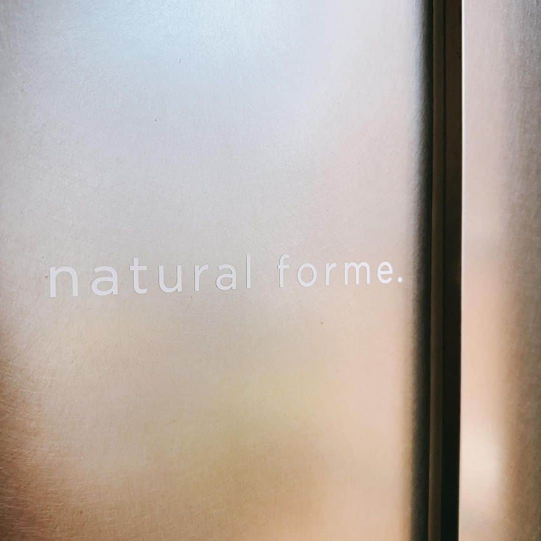 中山真見さんのインスタグラム写真 - (中山真見Instagram)「@natural_forme  2号店にて、 #下着を脱がないフェミニンケア　を体験！！ オーナーの @hiroko_ohtsuka さんと😊 ・ 産後のお悩み・・ 骨盤底筋が緩むので皆さん色々ありますよね😂 私も3人出産したのでそれはそれは悩みがあるわけで。 子供たちと縄跳びやトランポリンは危険なのです⚠️🤣 ・ 腹部の上から子宮や膣にアプローチし、 骨盤底筋を触って刺激を加える独自の方法を @natural_forme_kodaira さんが開発し、 施術方法を学んだセラピストさんが行ってくださいます。 ・ 膣壁を柔らかくし、膣が引き上がることで、 様々な効果があるそう！ 身体の歪みを治すことで膣や子宮が「本来の機能」を取り戻すそうで、これには驚き🥺🥺 ・ #フェムケア が当たり前の時代になってきて、 服を着たままok 女性セラピスト と安心して施術を受けられるのは魅力的だった✨ ・ 小平先生の技術を継承することで、 女性の社会進出も応援しているそう☺️ ・ 私がすぐに実感したのは、キュッと引き締まったからか内転筋に力が入った感覚で姿勢も良くなりました😆 ・ 産後だけでなく、年齢問わず様々なお悩みがある部位だそうで。 身体を本来の状態に戻してくれる施術は魅力的ですね❤️ ・ ・ #フェムテック #naturalforme  #骨盤矯正 #産後の悩み  #膣ケア #整体 #美容整体 #ボディメイク」8月29日 23時52分 - nakayamamami