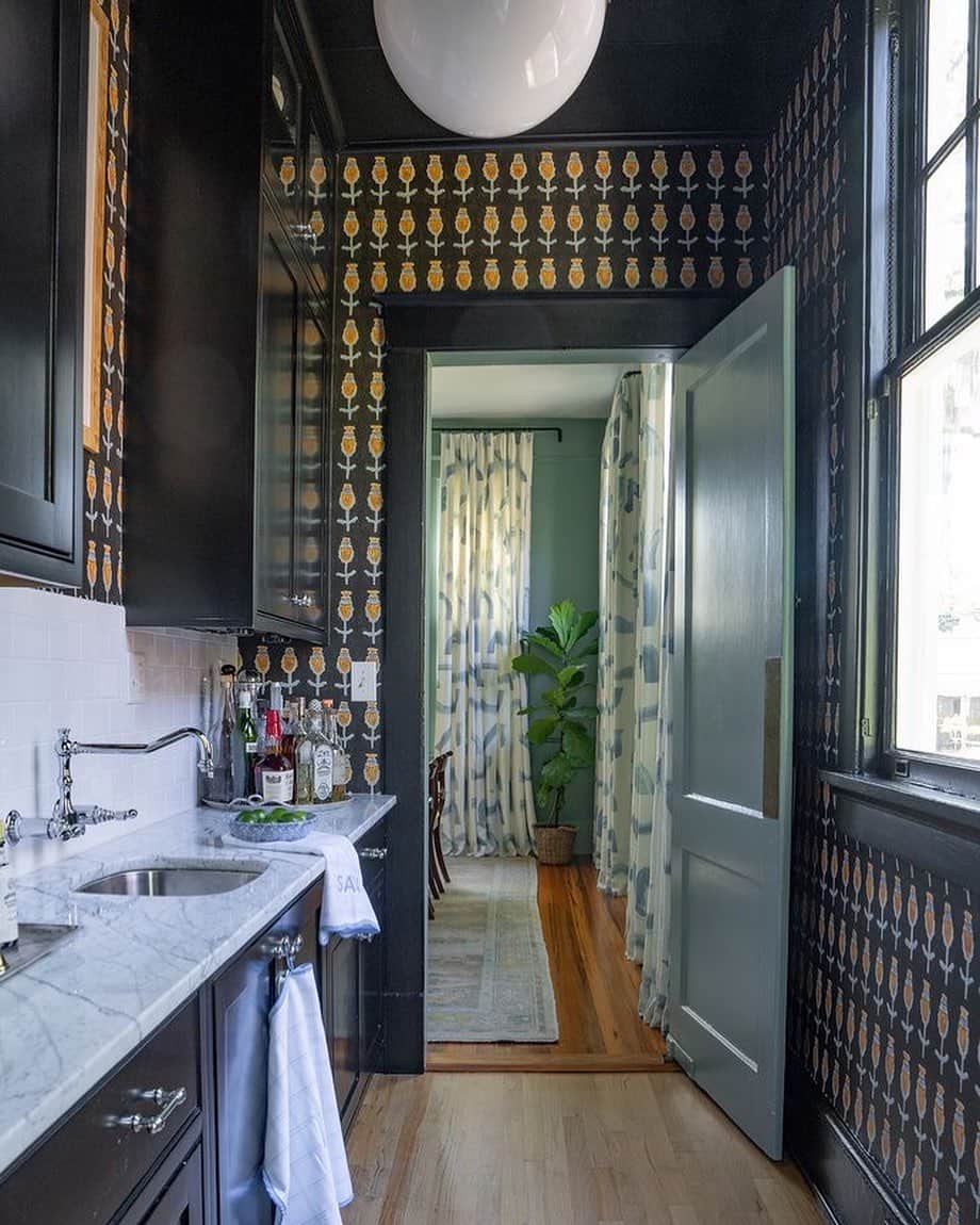 Homepolishのインスタグラム：「More dramatic eye candy today with this butler’s pantry by Robyn Roberts - as featured in @savannahmagazine photo by Kelli Boyd. @robynrobertsdesign @kelliboydphotography   #homegoals #wallpaper #butlerspantry #interiordesign」