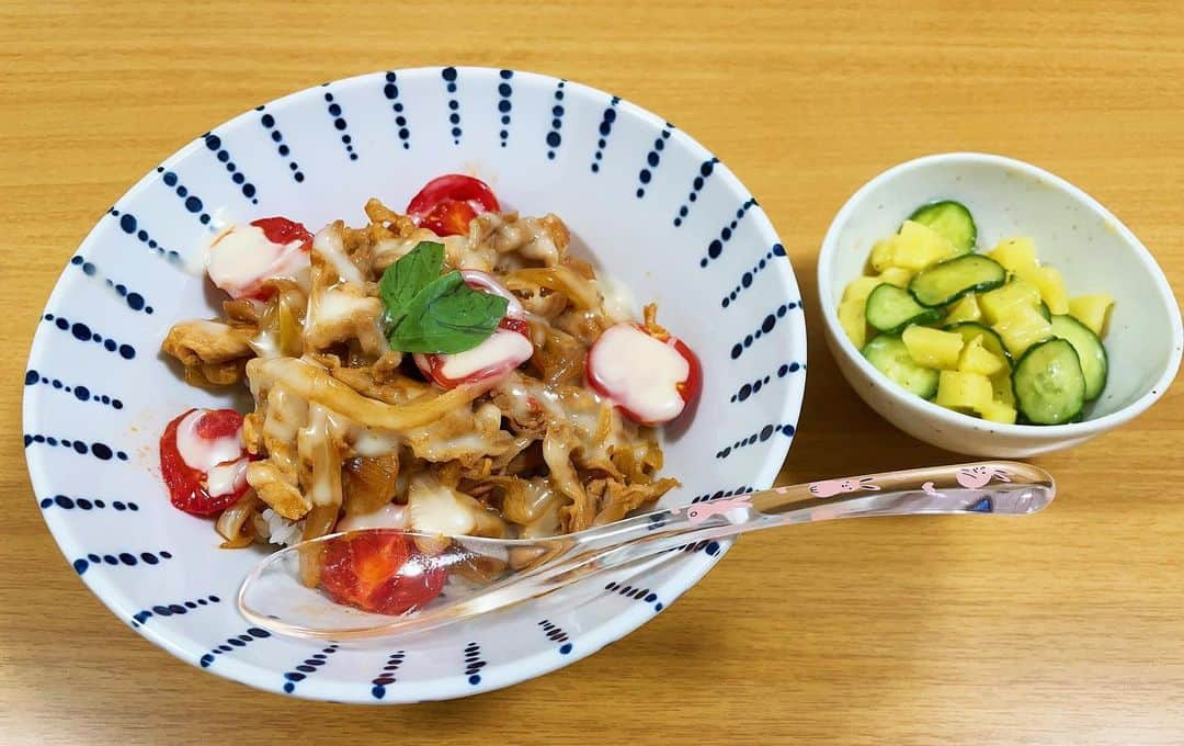 矢内井玲奈のインスタグラム：「初心者の自炊記録🍳  ⭐️チーズがとろーりイタリアン豚丼 ⭐️ポテトときゅうりのジンジャーサラダ🫚  ※トマトは形が崩れないように最後にフライパンに入れる🍅  美味しくいただきました🙏💕  #cooking  #料理初心者 #自炊記録 #料理上手になりたい #oisixでおうちごはん #oisix @oisix」