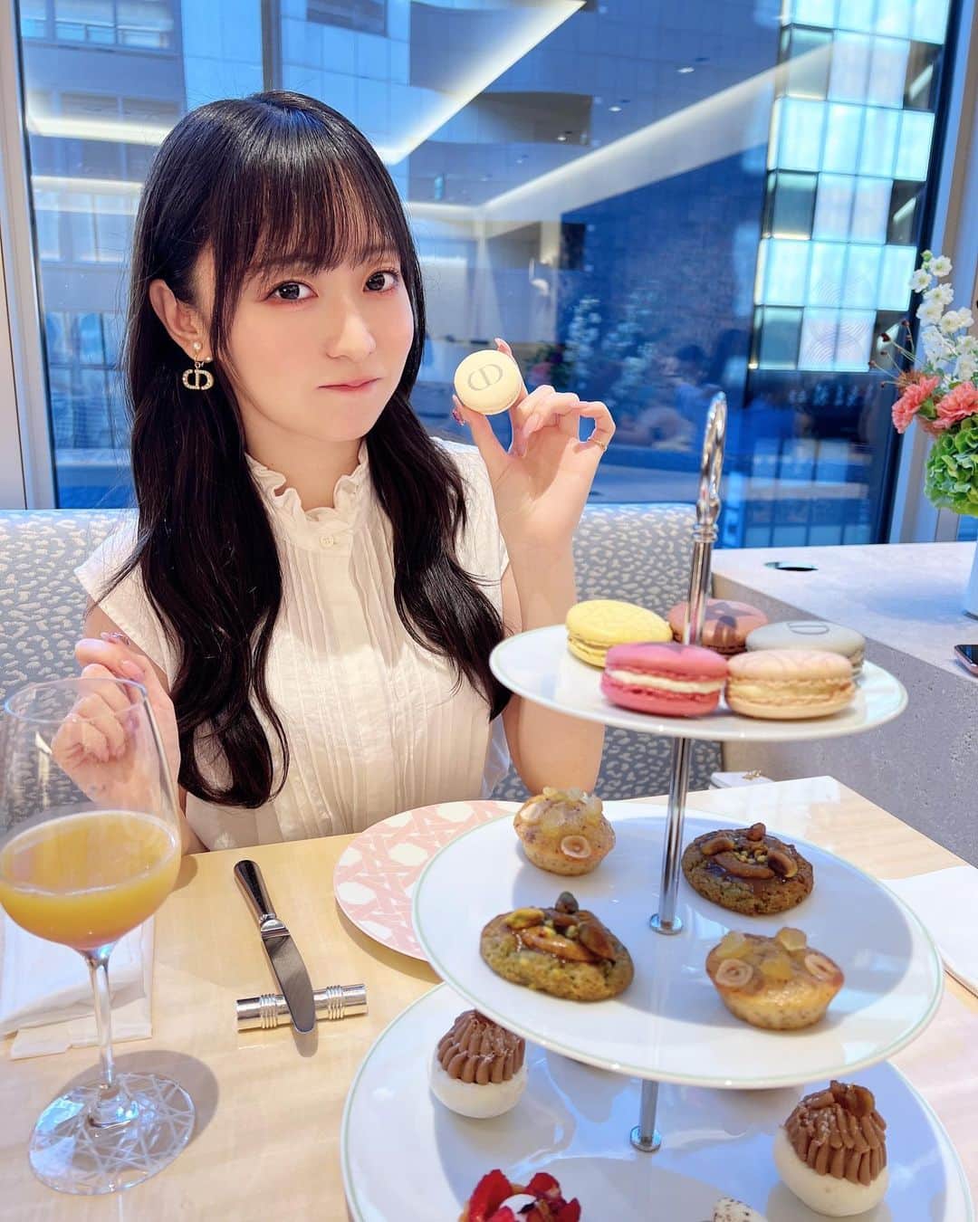 石飛恵里花のインスタグラム：「. ぴちゃんと行ったDiorカフェ☕️🤍 アフタヌーンも美味しいし 食器も店内も可愛いで溢れてた〜🤍  #diorカフェ」