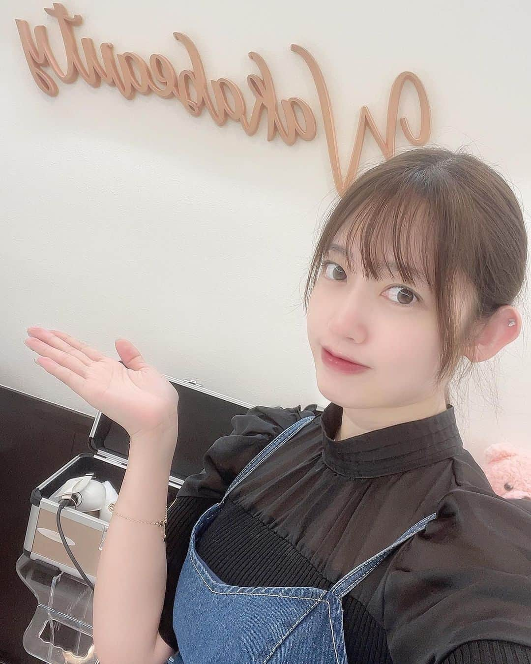 璃乃のインスタグラム：「先日Wakabeautyさんでボディーメンテしてきました🫧💓 店内も綺麗でめちゃくちゃ可愛いし、施術していただいて体の歪みやむくみも整いました✨ エステ機材も自社製品らしい☺️  PR @Wakabeauty #Wakabeauty #WakabeautySalon #麻布十番エステサロン #港区エステ #港区エステサロン #痩身エステサロン #麻布十番エステ #小顔ケア」