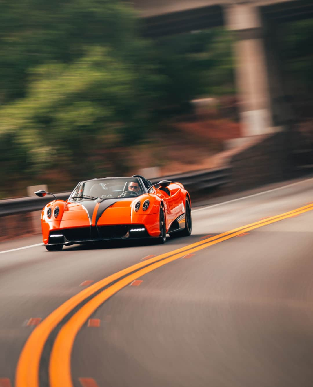 パガーニ・アウトモビリのインスタグラム：「Orange passion.  Love at first sight with this #HuayraRoadster.  #Pagani #Huayra」