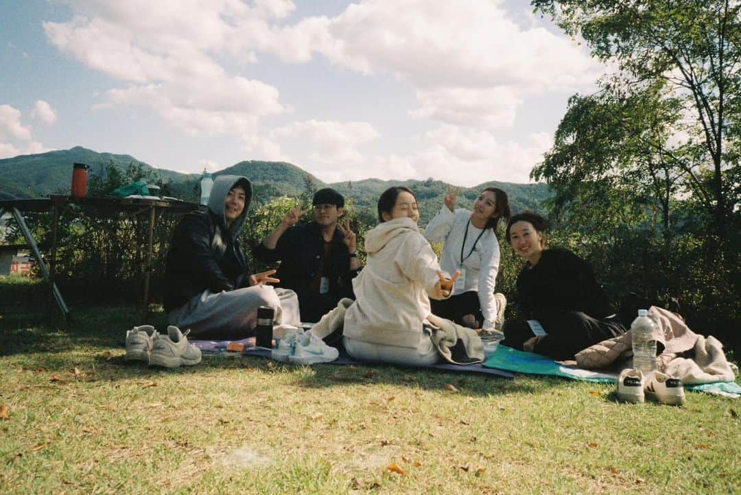 チャンミのインスタグラム：「✨️1년 전 필름을 드디어 인화했어요✨️ 뭔가 시간을 두고 인화하니까 흐릿해져 갈 때쯤의 기억이 다시  또렷해지면서 그때 느꼈던 좋은 감정들이 다시 한번 몽글몽글  올라와서 조금 늦게 하는 것도 좋구나라고 생각했어요ㅎㅎ  #씨앗교회#묵상학교#필름카메라#라이카#후지200」