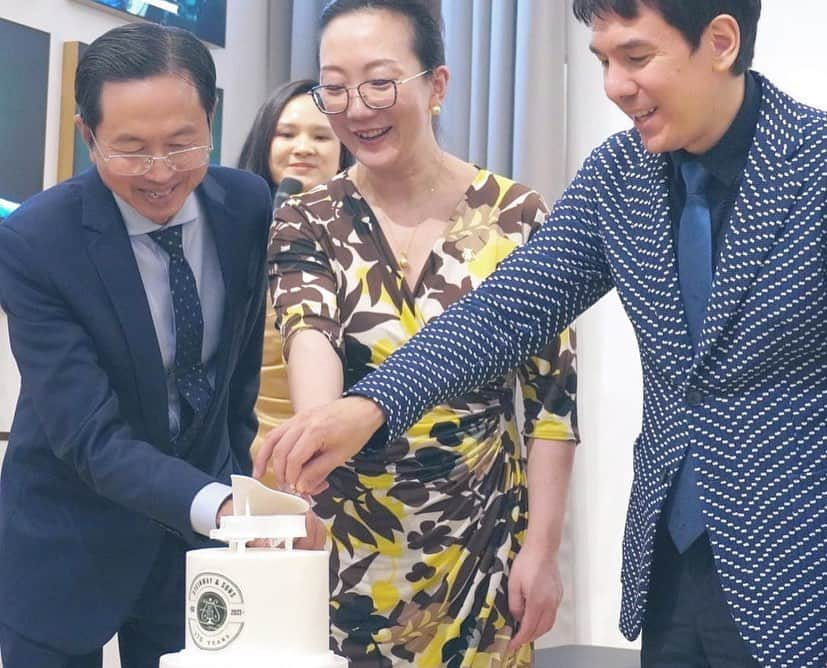 金子三勇士さんのインスタグラム写真 - (金子三勇士Instagram)「Steinway & Sons 170th Anniversary Celebrtation, Spirio r launch & renewal open of Steinway Salon in Ho Chi Minh city, Vietnam. Dinner concert, presentation, master classes, TV and CM shootings. Thank you all at @steinwayvn and @vietthuong.music ! Hope to seeing you very soon! Special thanks to @steinwayandsons and @steinway_tokyo  #Steinway #Spirior #Vietnam #HoChiMinh #SteinwayShowroomHoChiMinh #SteinwayArtist #MiyujiKaneko #Concert #piano #pianist #Masterclass #celebration  #ピアニスト #金子三勇士 #スタインウェイ  #スタインウェイアーティスト #コンサート #マスタークラス #CM撮影 #ベトナム #ホーチミン」8月30日 0時03分 - miyujikaneko_official