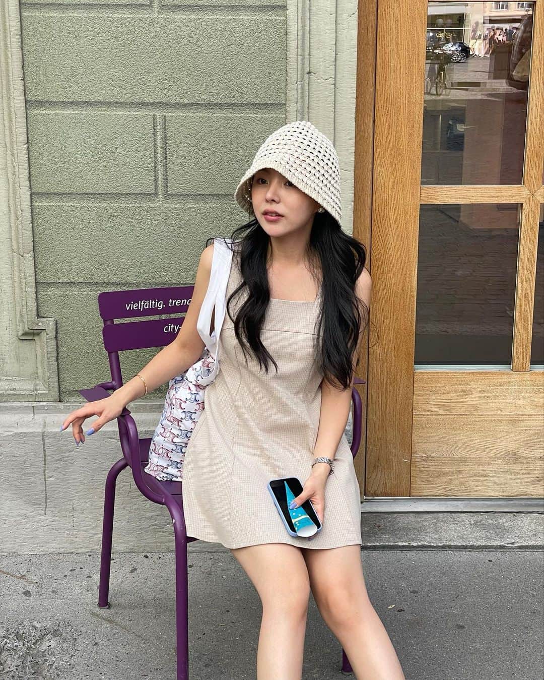 MeJiwooのインスタグラム：「스위스가.. 이렇게 더운 곳인가…?  매우 더웠던 핫 썸머의 루체른…☀️ 뜨거운 하늘의 태양아래와 지글지글 거리는 길바닥 위에서 그저…타지 않기 위해 모자를 늘 사수했던ㅋㅋ😅」
