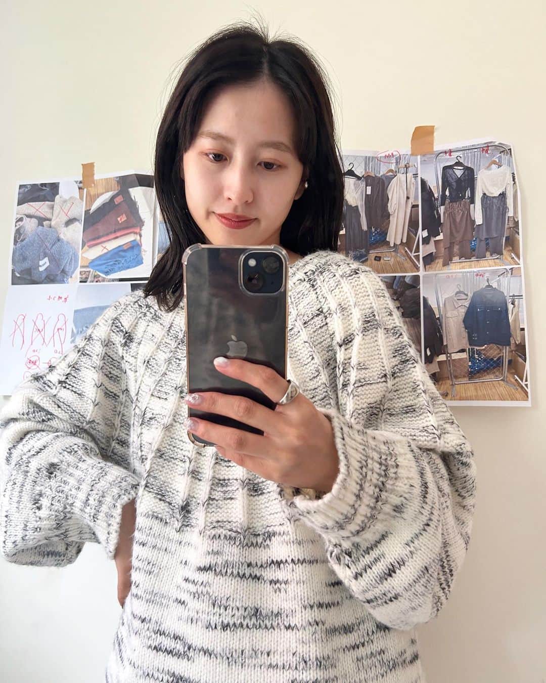 のインスタグラム：「カジュアルなわたしが選ぶ！ 2023年秋冬🍂オススメニット🧶  1つめ バックオープンメランジニット 迷ってたら絶対これ！っておすすめするニット。 体型カバーできて、ロングボトムでも合う ニットはかなり優秀です✨ 背中が開いているのでインナーで可愛くも！  2つ目 シャーリングホールニット 通称“チーズニット” その名の通り穴が空いている！ サイズもロングとショートで選べるのも嬉しいですよね〜 袖が絞れるので身長完成なく、スタイルに合わせて コーディネートできるのがポイント☝️  #kastane #kastane_ootd #kastane仙台  #ニット #ニットコーデ #2023aw #秋冬 #秋冬コーデ #秋冬ファッション  #骨格ウェーブ #骨格ウェーブコーデ #イエベ #イエベ秋 #低身長 #低身長コーデ #低身長ファッション  #ショート丈 #ショート丈トップス」