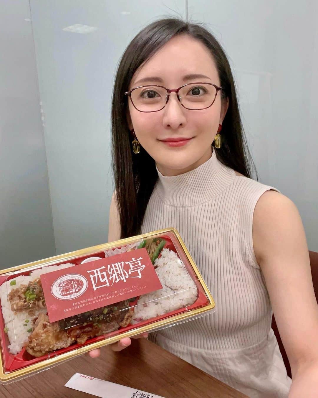 松澤千晶のインスタグラム：「ちょっと顔が虚無だけど笑、昨日のお弁当も美味しかったです。  ありがとう呪術廻戦ファントムパレード！  #西郷亭 #お弁当」