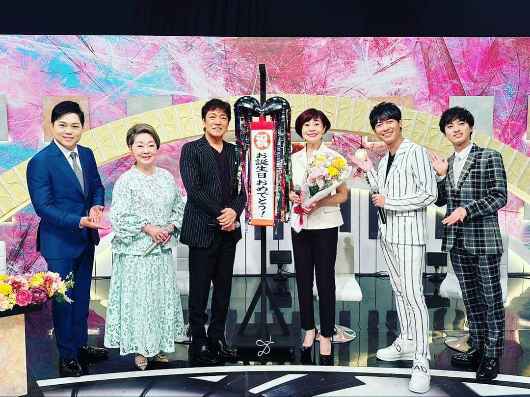 松阪ゆうきさんのインスタグラム写真 - (松阪ゆうきInstagram)「初出演❣️ 『名曲をあなたに うた恋！音楽会』  皆さまいかがでしたでしょうか？？  番組では 本日30日にお誕生日🎂の神野美伽さんのお祝いも❣️  神野さんおめでとうございます🎉👏  神野さんカッコ良かったなぁ❤️  歌手の皆さん スタッフの皆さんの音楽に対する熱い想い溢れる素晴らしい番組に出演させていただいて幸せでした。  ありがとうございました😊  また出演させて頂けますように❤️  #bstbs  #名曲をあなたにうた恋音楽会  #うた恋音楽会  #由紀さおり さん #三山ひろし さん #野口五郎 さん #神野美伽 さん #青山新 さん #松阪ゆうき」8月30日 0時10分 - matsuzaka_yuuki