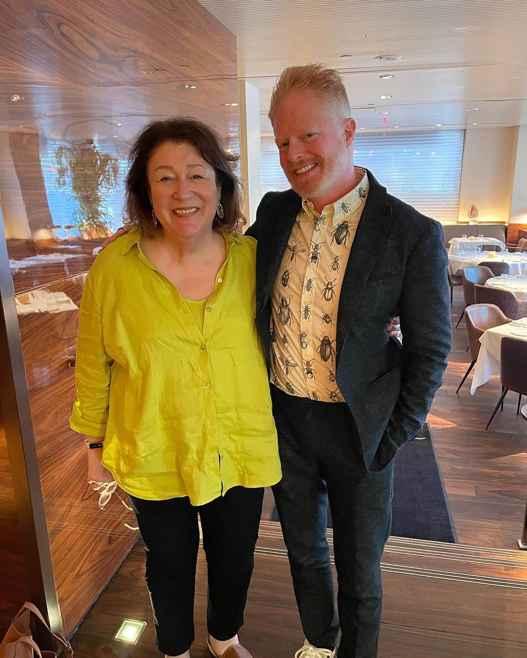 ジェシー・タイラー・ファーガソンのインスタグラム：「Weeeeelllll, shit. My @cocainebear partner in crime! 🫶🐻 The incomparable @margomartindale drops by to dine with me for this week’s episode of my pod, Dinner’s on Me. 🍽️🎧 Isn’t she just the best? There’s no one who makes me laugh harder. I adore her SO MUCH… in case it wasn’t already obvious. Over shrimp scampi and fancy fusilli at @mareanyc in Manhattan, Margo tells me about odd jobs in her early acting days—such as working as a private eye—plus we get into what it was like working together on Cocaine Bear. We had a blast, y’all. You know the deal: head to my bio for this week’s episode. (This episode was recorded on June 13, 2023.) Swipe all the way through for a peak at us recreating our high school performances in Bye Bye Birdie 😆❤️🫣」
