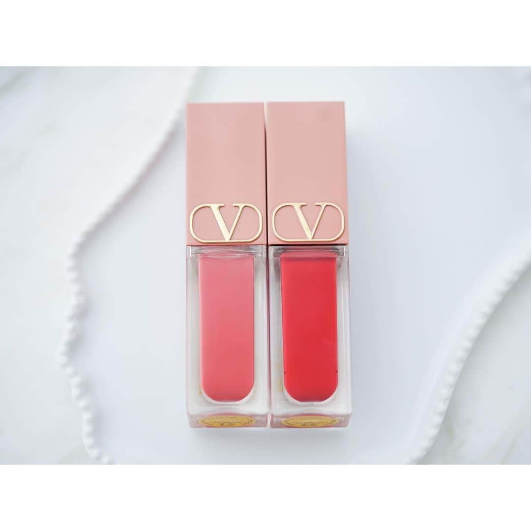 石井美保のインスタグラム：「ここ最近の桜茶メイク2個使いはこれ @valentino.beauty リキロッソ110Aをベースに唇中央に220A。赤みがないと元気に見えない今日この頃です。40歳までは唇はヌードベージュ一択！って言ってたのにね😂#桜茶メイク の詳細は今発売の @vocemagazine を見てくださいね。」