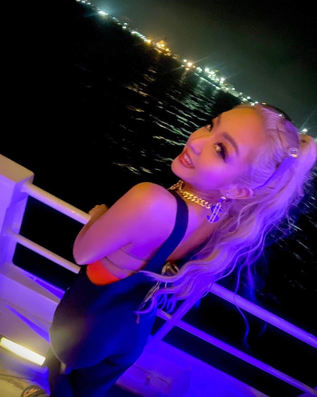 AMIIIIさんのインスタグラム写真 - (AMIIIIInstagram)「🚢🌉✨ . . . . #portrait#cruising#gogodancer#dancer#workout#yokohama#夏クル#ゴーゴーダンサー#ダンサー#筋トレ#筋トレ女子#ダイエット#美容#黒肌女子#ハイトーンカラー#夜景」8月30日 0時20分 - 49amiiii49