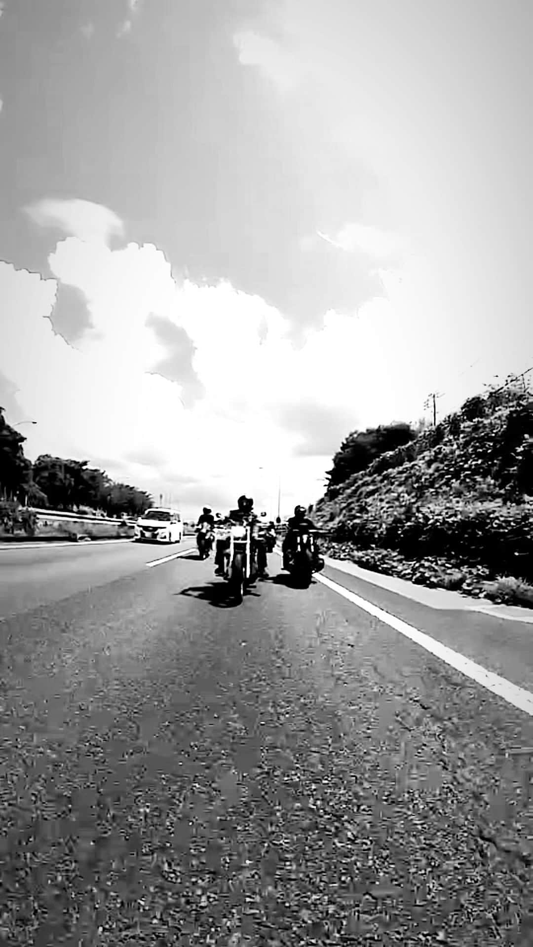 長田成哉のインスタグラム：「"BLUE SKY HEAVEN 2023"  With my crew.  #twowheels  #motorcycle  #motorcyclelife #harleylife #bikestagram  #harleydavidson  #fxdb  #dyna #streetbob  #tc」