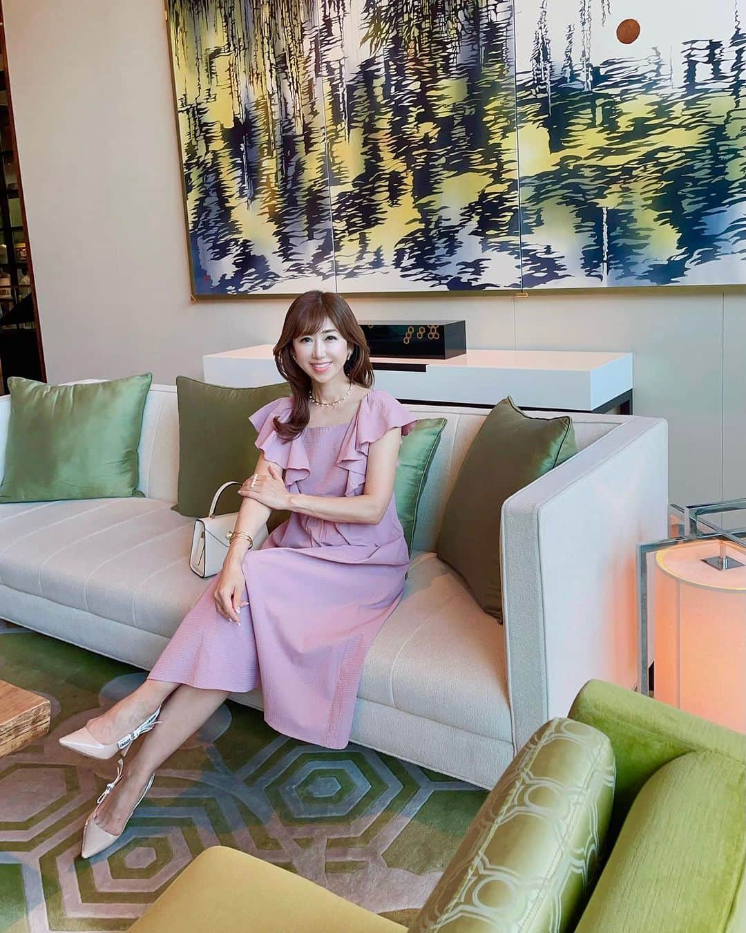 和泉佳子のインスタグラム：「今日も日中暑かったですね〜🌞  今日は、ピンクのラッフルフリルのワンピースを着ました👗  デコルテを美しく見せてくれるスクエアネックの開きと、肩のラッフルフリルが、華やか見えしてお気に入りです🥰  ジュエリーはパール尽くし💕  9月も残暑が続きそうですね😵‍💫  さらりと一枚着てお出かけ出来るこのワンピース、まだまだ出番が多そうです😉✨  @primascherrer   #和泉佳子　#プリマシェレル　#ジョイントスペース　#jointspace 　#今日のコーディネート　 #ファッション　#コーディネート　#ファッション好きな人と繋がりたい　#ワンピース　#ピンク　#mustbuy  #coordinate  #ootd」