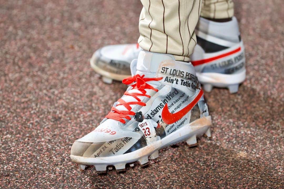 セントルイス・カージナルスのインスタグラム：「Last night, @fernando_tatis21 paid tribute to his dad with these custom Nike cleats featuring @stltoday news clippings from the night his dad hit two grand slams in one inning while playing for the Cardinals in 1999. 🔥」