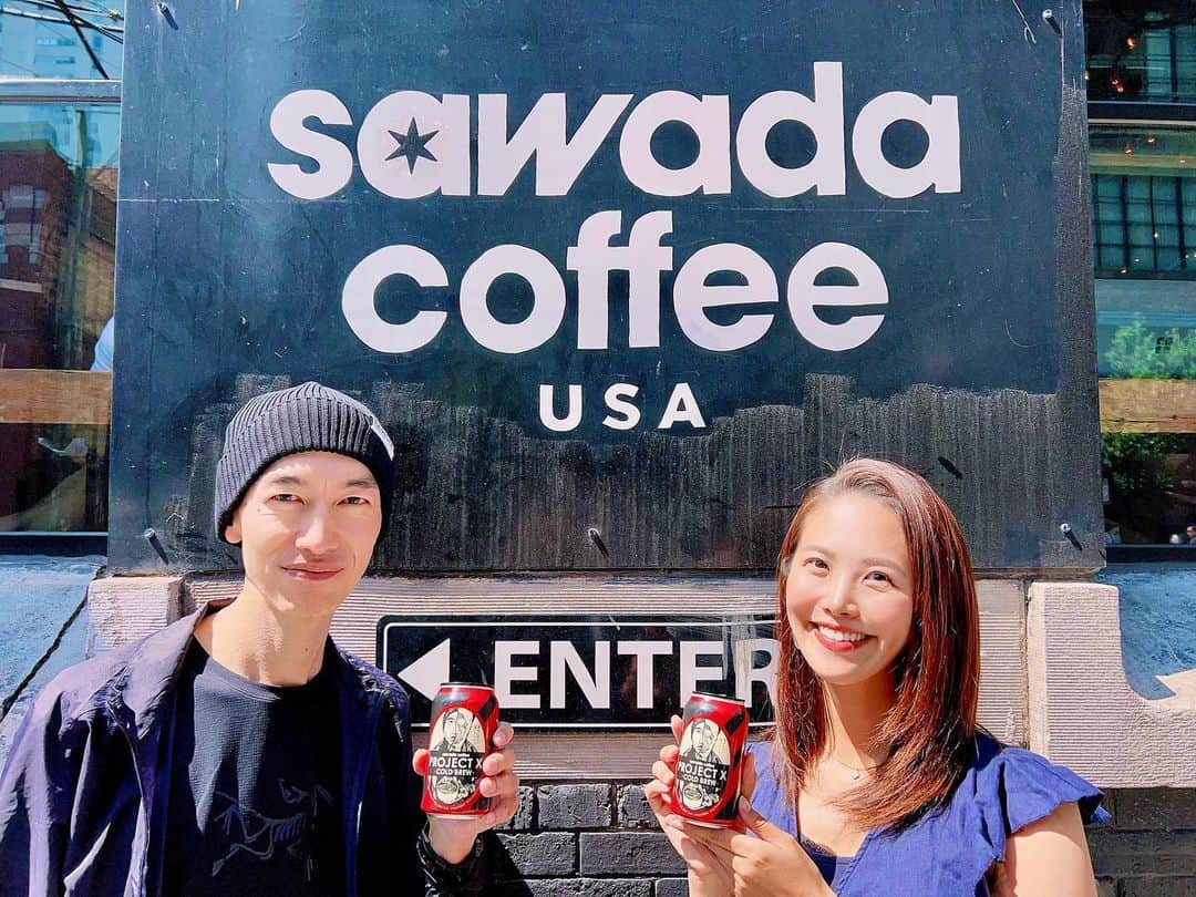 渋佐和佳奈のインスタグラム：「【#渋佐和佳奈のシカゴ便り🕊 103】  ずっとお会いしてみたかった方❣️ sawada coffeeのオーナーであり、 バリスタの#澤田洋史 さんです☕️  2008年にシアトルで行われたラテアートの大会で アジア人初の世界チャンピオンに輝き、 日本でもさまざまなプロデュースをされながら、 2015年12月に満を持して アメリカ初出店されたのが、 ここシカゴのsawada coffee✨  なぜシカゴ、そしてなぜWest loopにお店を選ばれたのかや、 お店のこだわりなど…気がつけば1時間半ほど たっぷりお話させていただきました✨  とても優しくて温かい雰囲気の澤田さん、 でもその優しい口調から出てくるお話は どれも興味深くて面白くて、 あっという間の楽しい時間でした！  この日聞いたお話は、 いつかotona museのコラムで 紹介できたらいいなと思っているので、 お楽しみにです〜🥰❤️  #sawadacoffee #hiroshisawada #sawadahiroshi #barista #バリスタ #coffee #コーヒー  #アメリカ在住 #アメリカ生活  #アメリカ暮らし #シカゴ在住 #シカゴ #シカゴ生活 #シカゴ暮らし #usa🇺🇸 #Chicago #chicagogram  #アナウンサー  #リポーター #シカゴ在住アナウンサー #announcer #reporter #渋佐和佳奈 #wakanashibusa」