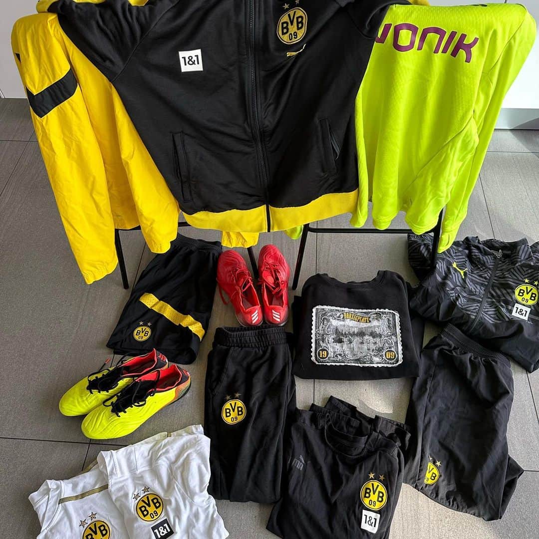 のインスタグラム：「Es ist mal wieder soweit, und ihr wisst anhand des Bildes schon was das heißt. Ich verschenke getragene Schuhe, Trainingssachen oder “Ausgehklamotten” und suche wie immer völlig willkürlich Leute aus den Likes, DMs und Kommentaren raus an die die Sachen gehen. Abfahrt 🚂」