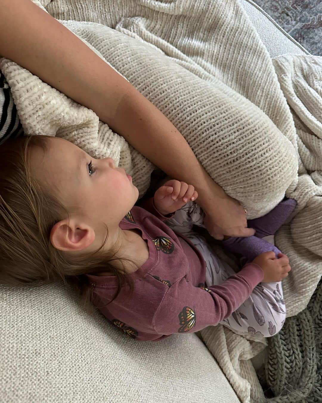 サマンサ・ドロークのインスタグラム：「The last few weeks of this pregnancy in a 90 degree heat wave 🥴 while project managing our outdoor renovations! Haha   • Hazel has been using my belly as her pillow 🥰 • Trying everything I can to get this baby out of me organically!  • Haevyn constantly talks to baby brother and gives kisses to my belly 😍 • Eric surprised me with an early push present! ❤️ • Backyard renovation are almost complete and ready to use for fall! If you could just say a little prayer for our grass to grow back faster that would be appreciated! Haha 🌱  #40weekspregnant #homerenovations #baby #babyboy #homestretch #nashvilletennesse」