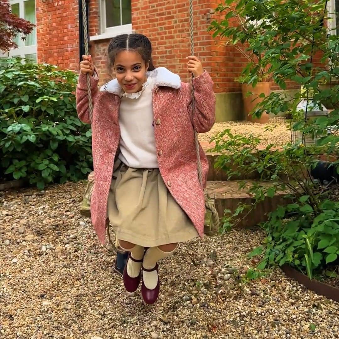 Harrodsのインスタグラム：「September loading 🍂 Cue school bells, hot chocolate, fresh stationery, and a new #Bonpoint wardrobe full of cosy knits, tweed coats, plaid shirts and autumnal hues.  Find Bonpoint in Childrenswear on the Fourth Floor.  #Harrods #HarrodsFashion」