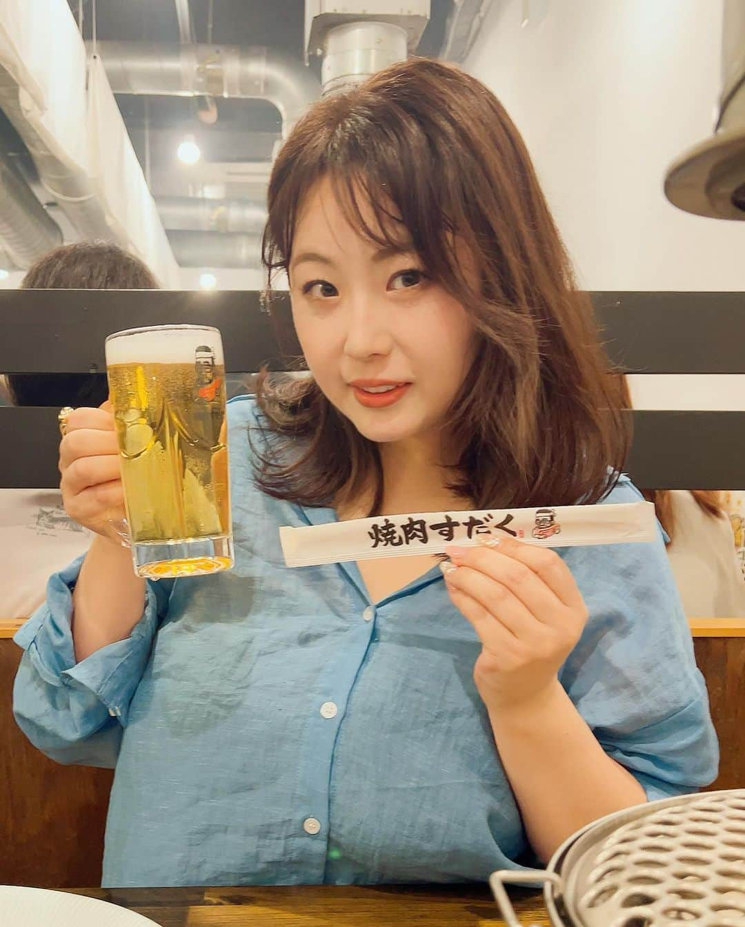 青木りんのインスタグラム：「😋😋🌻🥩🔥🍺🍻🍺❤️‍🔥😋😋  ご縁があり、、 8月31日(木)にグランドオープンします 近江焼肉ホルモン『 すだく 』幡ヶ谷店さんの  @sudaku.hatagaya  プレオープンにお邪魔してきました🥹❣️  やっぱり焼き肉はいいいいいい‼️‼️ どれもこれもめちゃんこ美味しいの😍😍😍  近江牛ってちゃんと意識して頂いたの初めてかもで 美味しさにびっくりでした。  イチオシのロースは サシも程よくあるのに脂がしつこくなくて いくらでも食べれそうでした🍖💛  お皿のお肉はタンだよ！  季節のフルーツを氷にしたすだくハイボールも 暑い夏に最高すぎてたくさん飲んでた🤪 (あとから気付くやつ)  食べるのに夢中で写真を撮りそこねまくってたの 本当に申し訳ない……… (これもあとから気付くやつ)  来店時にアプリ登録をすると 色んな特典がついたりしておすすめです👍  個人的にはホルモンが大当たりだったーー❣️  絶対流行ること間違いなしなお店なので ぜひ予約して行ってみてね🩷  感想も待ってます✉️🍖   #焼肉すだく幡ヶ谷店  #近江焼肉ホルモン  #焼き肉すだく　#すだく #幡ヶ谷  #焼き肉 #近江牛 #近江牛ホルモン  #京王新線 #駅からすぐ #幡ヶ谷駅北口徒歩3分  #すだくハイボール #すだくスカッシュ  #おすすめだよ   #個人的にはホルモンがめちゃくちゃハマった  #アプリ登録でお得になるよ！  #もう焼き肉食べたい」