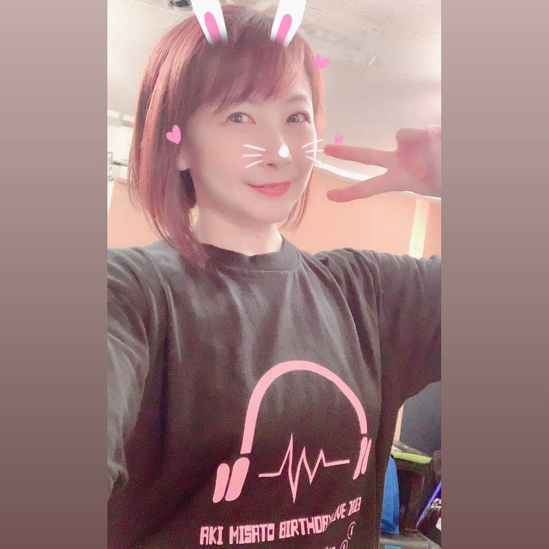 美郷あきのインスタグラム：「一昨日 9/2開催BD DJゲーソンライブのリハーサルをしてきました♪  昨年の6月以来ご一緒させていただきますキャプテンぐっしーさんと 諸々のお手伝いをお願いさせていただいているOさんと 心強いお2人のおかげさまでとても充実した時間を過ごせました✨ （一緒に写真撮るの忘れた〜涙）  足を運んでくださるお客さまにワクワクした気持ちで楽しんでいただきたいので 精一杯準備をしていますが 自分ひとりでは何もできませんので 信頼する大好きな方々にお願いをしながら 当日を迎えられるよう一生懸命進めさせていただいています♪  グッズデザインなどはKくんが素敵にしてくださいました。 会場の吉祥寺スターパインズカフェさんは、ずっと前からお世話になっていますが 昨年から私はフリーランスなので、今回は初めて直々にご連絡させていただき快くご相談にのってくださりご協力してくだり もう…ほんとに…皆々様に感謝しかありません。  いつも応援してくださる愛のある優しいファンの皆さま含め 私は本当に…人様に恵まれていて 「出会い」って素晴らしいなと、ここにきてまた改めて深く感じることになりました。 ライブは3日後ですがすでにちょっと感動しています。  そんなこんながとても楽しくて 私って、まだまだこんなにエネルギーがわいてくるんだなって気づいたり。笑 新しい景色が広がり喜んでいるところです。 叶えたい想いが強すぎて空回りしご迷惑もおかけしてしまっているかもしれませんが…。 ごめんなさい。  そんな大好きな皆々様の笑顔にたくさん出会いたいので「今この時」を精一杯過ごしたいです。  諸々の確認や準備はまだありますが おかげさまで本番当日を清々しく迎えられそうです。 しっかり歌声を聴いていただけるよう 体調整えて思いきり楽しみたいと思います！」