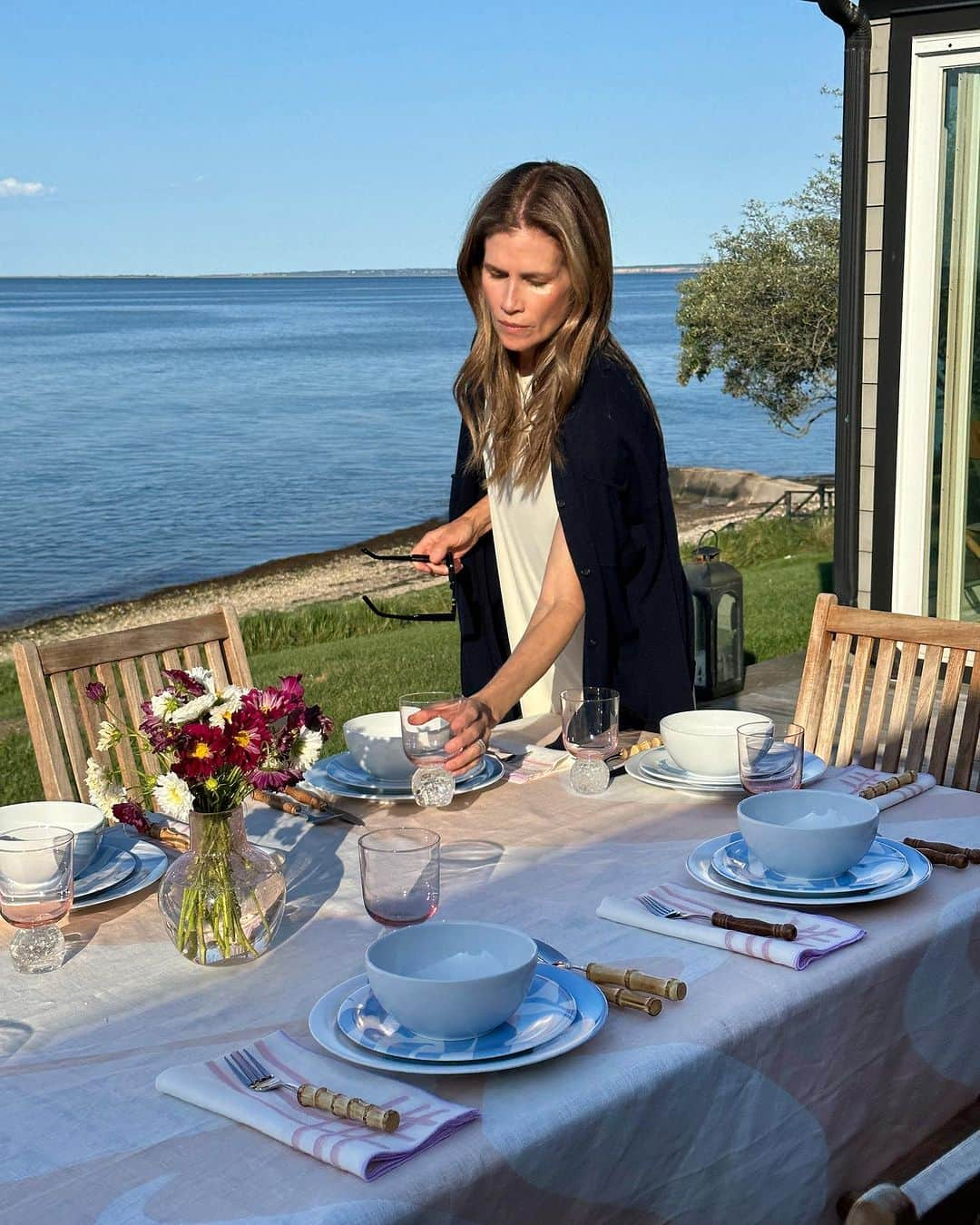 グッチ・ウェストマンさんのインスタグラム写真 - (グッチ・ウェストマンInstagram)「One of my favorite things is setting the table—especially in the summertime! 🌸🩵 I love mixing and matching different colors and textures, adding a personal touch for guests. All these beautiful pieces are from @misettetable! Xx 😊」8月30日 0時50分 - gucciwestman