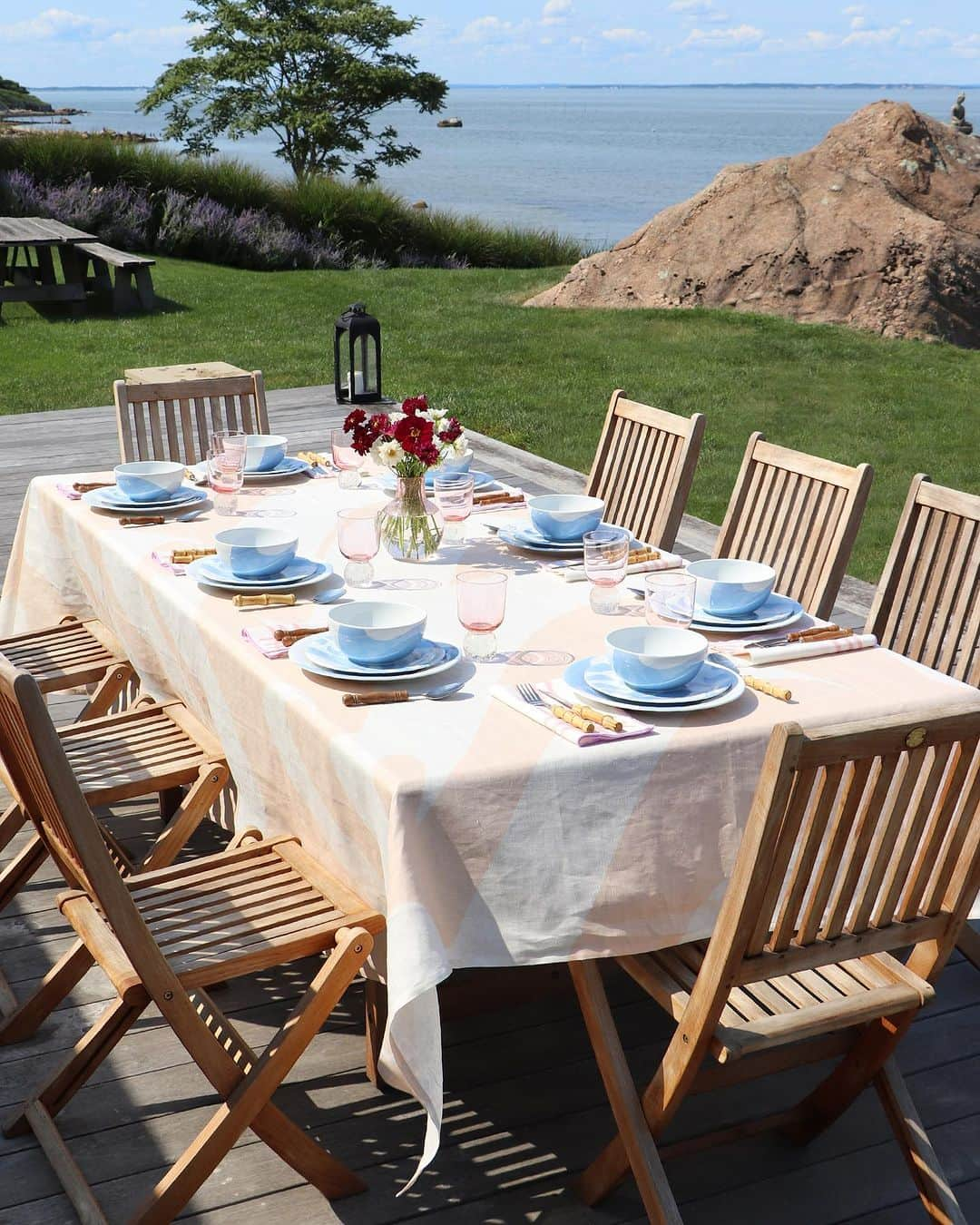 グッチ・ウェストマンさんのインスタグラム写真 - (グッチ・ウェストマンInstagram)「One of my favorite things is setting the table—especially in the summertime! 🌸🩵 I love mixing and matching different colors and textures, adding a personal touch for guests. All these beautiful pieces are from @misettetable! Xx 😊」8月30日 0時50分 - gucciwestman