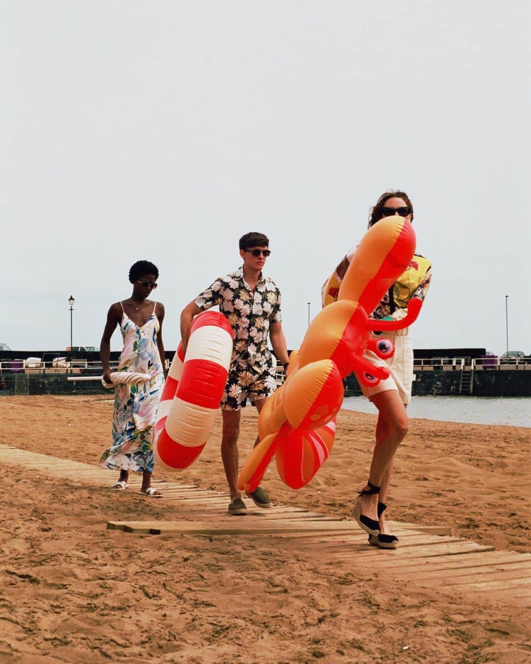 Ted Bakerのインスタグラム：「Parading on the promenade in style.  #TedBaker #ItsAShoreThing」