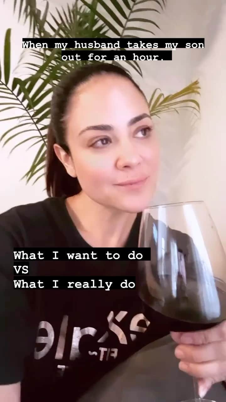 カミーユ・グアティのインスタグラム：「When my husband takes my son out for an hour…  Can you relate?」