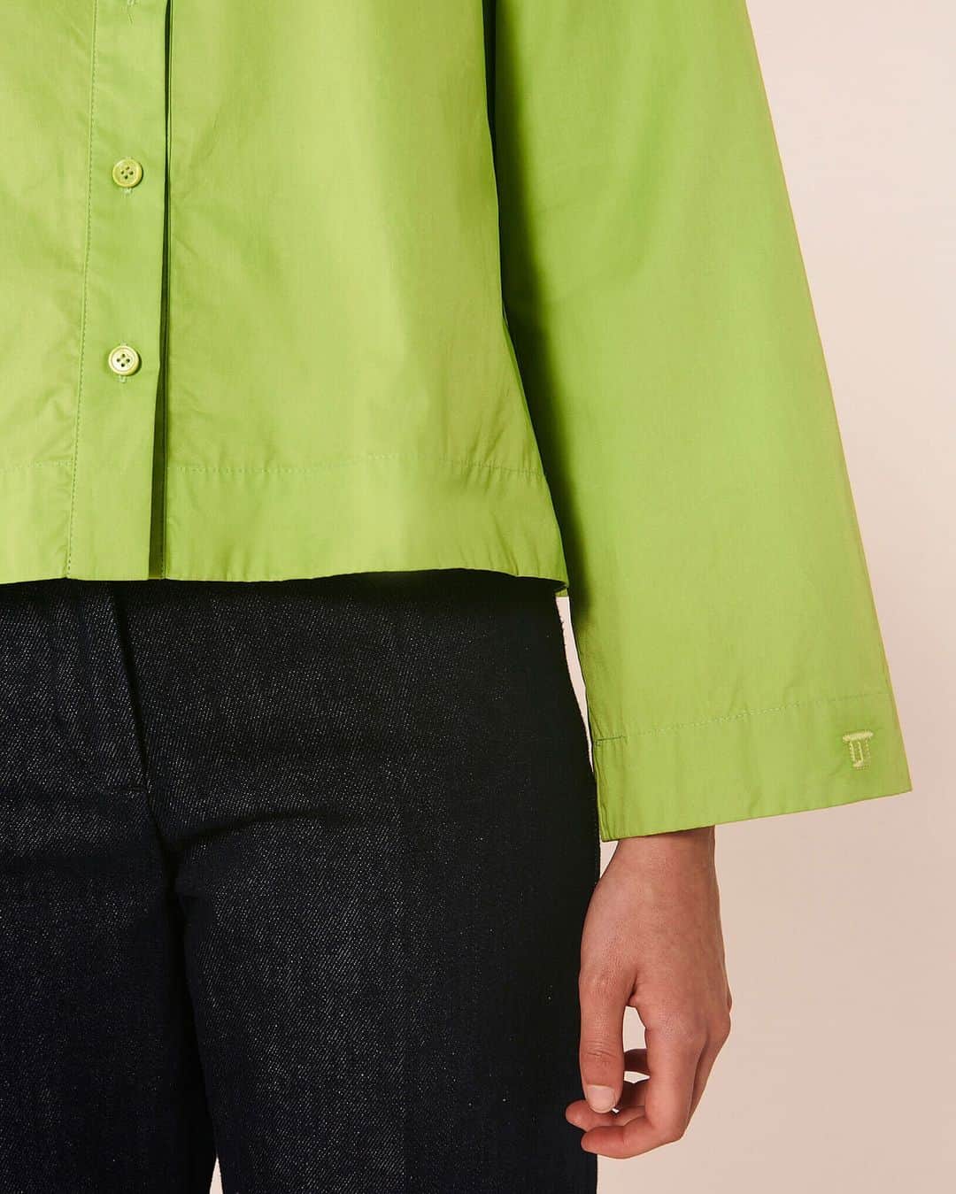 タラジャーモンさんのインスタグラム写真 - (タラジャーモンInstagram)「It's all about detail.  #tarajarmon#green#fashion#FW23#newin」8月30日 0時46分 - tarajarmon