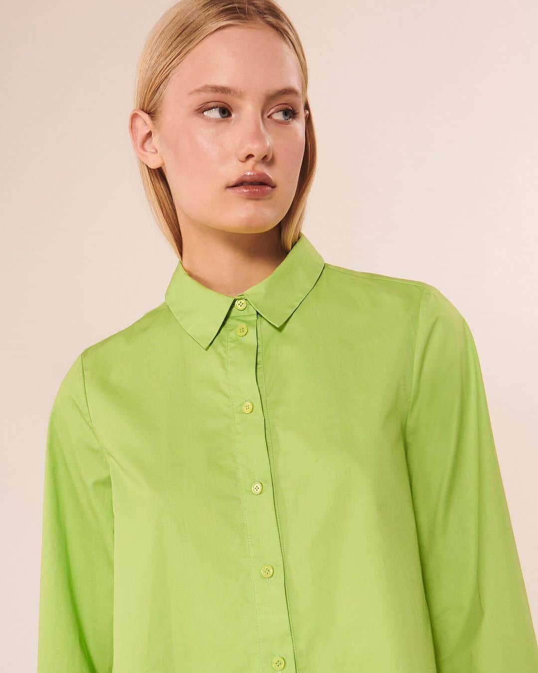 タラジャーモンのインスタグラム：「It's all about detail.  #tarajarmon#green#fashion#FW23#newin」