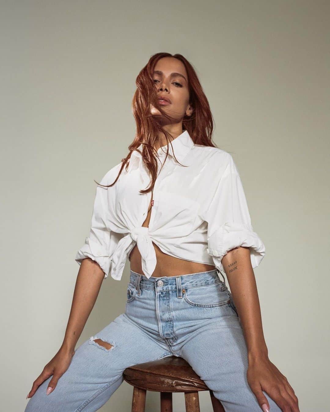 Levi’sのインスタグラム：「@anitta in Levi's?! 🎤👖 Swipe through to browse the Brazilian Funk singer's favorites from this season's styles.   Then, head to our link in bio to shop and learn more about why Anitta lives in Levi's.」