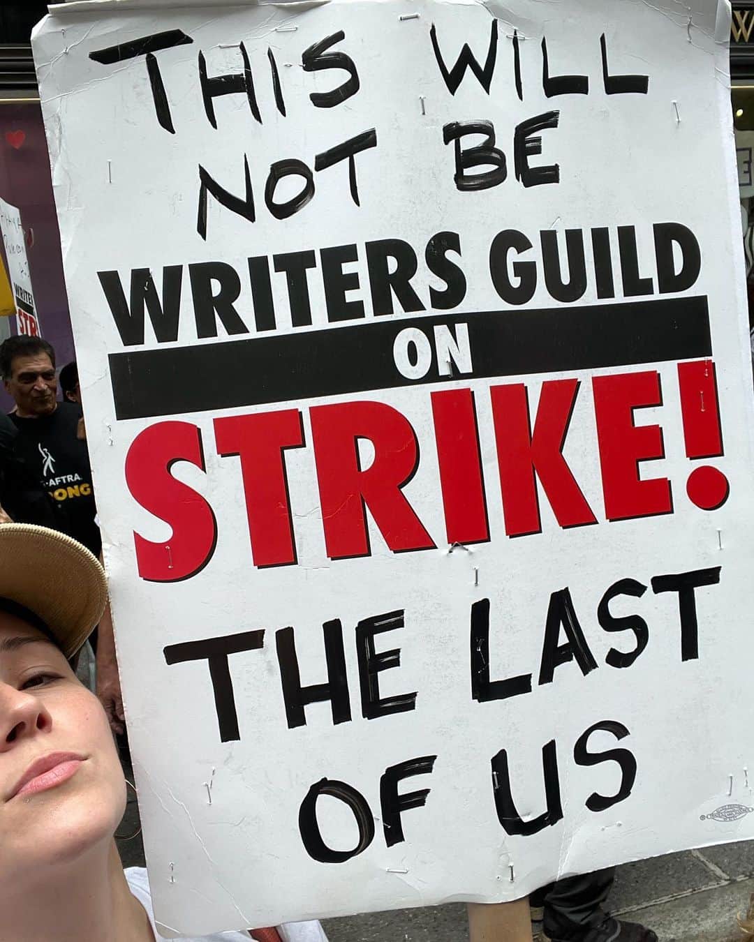 シャノン・ウッドワードのインスタグラム：「I didn’t make this sign, I just held it. I’d say give the writer your notes but, they’re not taking calls right now. I’ll pass them on when the strike ends.」