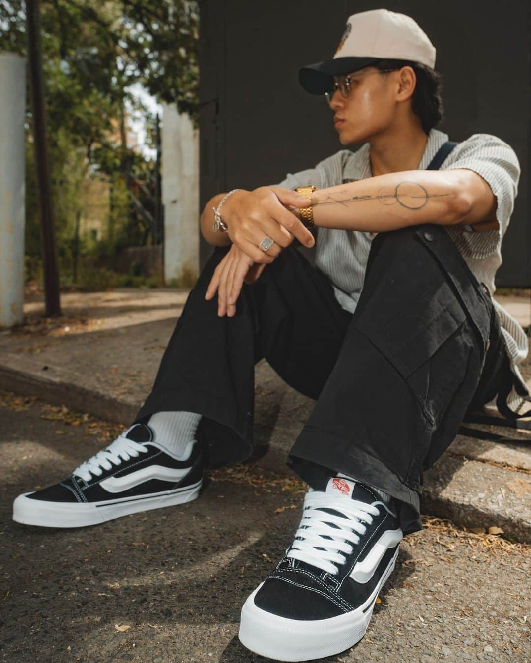 vansのインスタグラム：「@flywithjohnnythai takes five in the Knu Skool. Available now at the link in bio.」