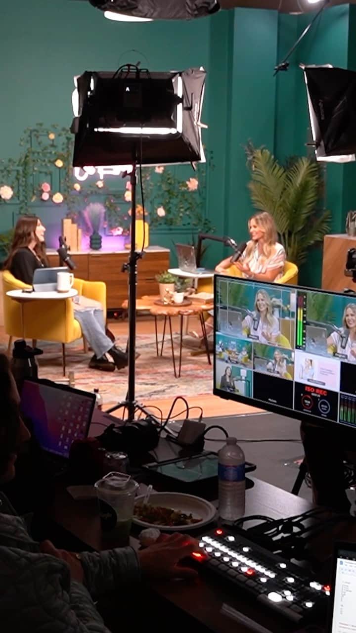 キャンディス・キャメロン・ブレのインスタグラム：「Want to know how the podcast comes together behind the scenes of Season 3? Here you go!! 🥳   This season has been such a good one, and full of such life-giving conversations. What has been your favortie episode? We still have one more episode with @katynicholemusic so tune in next week for the final episode of Season 3! 🤩」