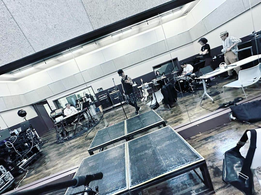 雅-MIYAVI-さんのインスタグラム写真 - (雅-MIYAVI-Instagram)「Meanwhile, MIYAVI clone No.2 is having a rehearsal in Tokyo.  本日、MIYAVIクローン２号機は来たるジャパンツアーのため東京にてリハーサル中。  🤖  #クローン欲しい #なにげに大阪公演もうすぐ #てか明後日 #卓球台じゃないよ #ただいま」8月30日 0時55分 - miyavi_ishihara